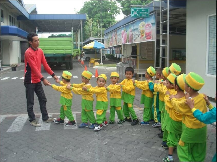 Anak-anak As-Sakinah mengikuti kegiatan bersama di luar kelas