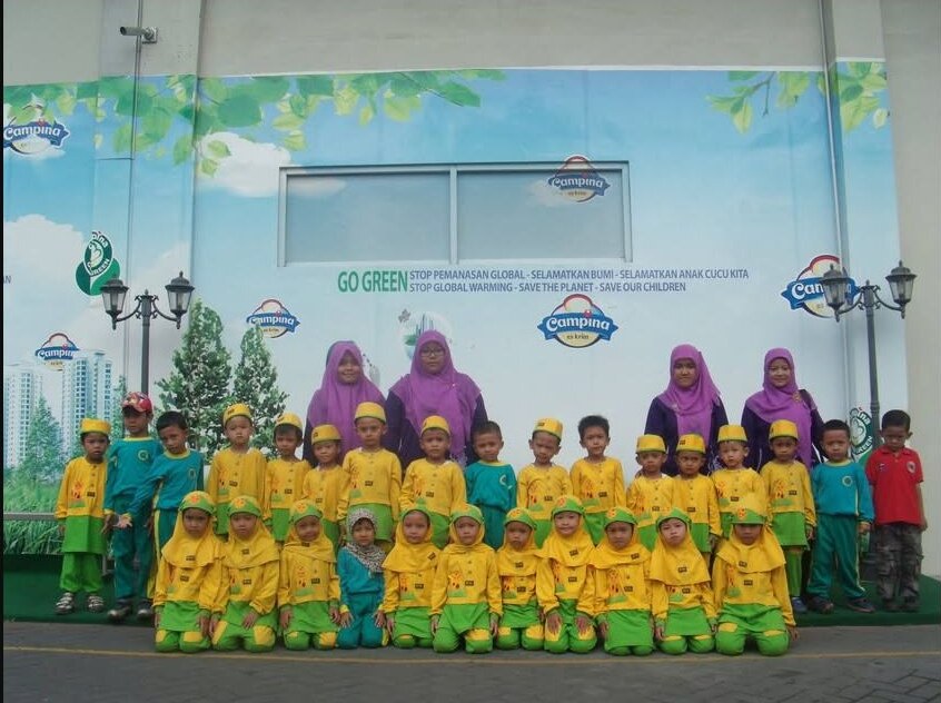 Siswa dan guru As-Sakinah berfoto bersama dalam kunjungan edukatif